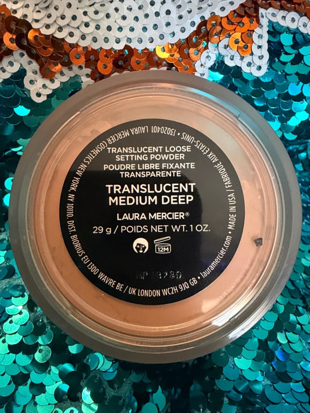 laura mercier Translucent Setting Powder - Black Lid with Frosted Jar - Picture 2 of 3